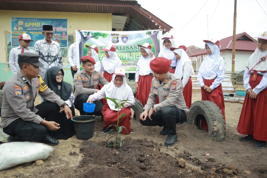 Kasat Reskrim Polres Inhu Tanam Pohon Bersama Siswa SDN 017