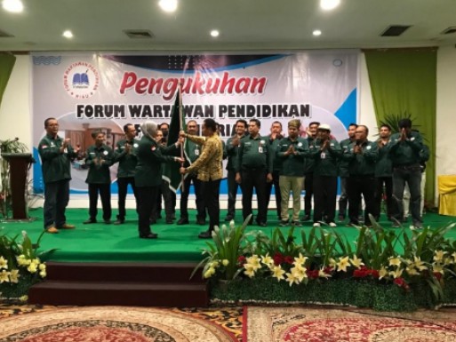 Resmi Dikukuhkan, Munazlen Nazir Nahkodai Forwadik Riau Periode 2022-2025