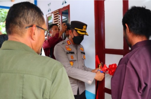 Progam Bersih di Desa Paskem Rampung, Kapolres Inhu Serahkan Kunci