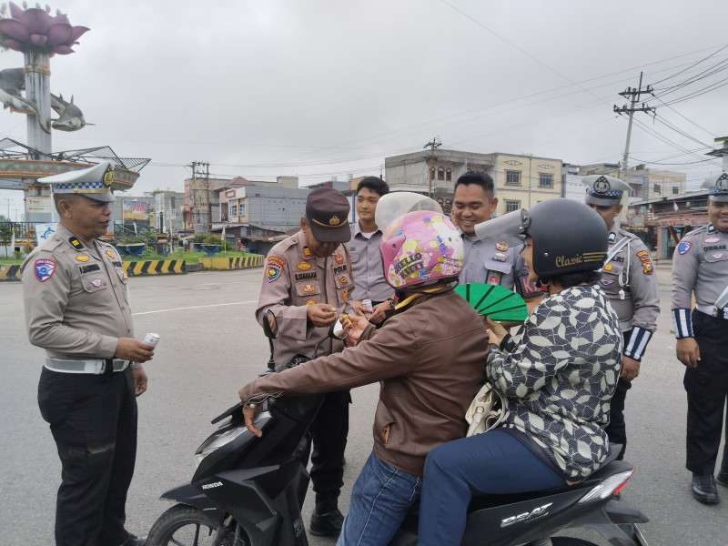 Tertib Berlalu Lintas Dapat Hadiah! Polsek Rengat Barat dan Lapas Rengat Gelar Kegiatan Apresiasi