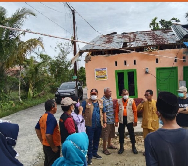 Kepala Pelaksana BPBD Pekanbaru Pimpin Penyaluran Bantuan ke Korban Angin Puting Beliung