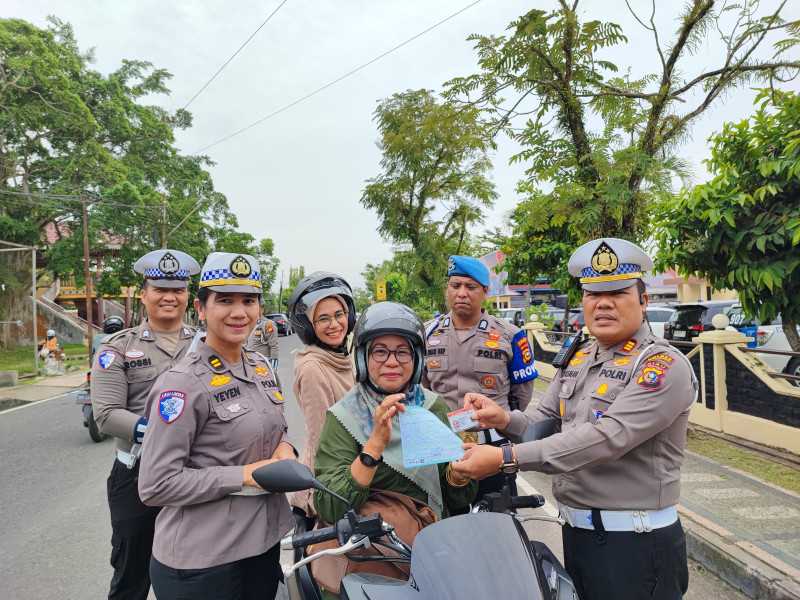 Bulan Tertib Helm, AKP Eri Asman Turun Tangan, Tindak, Edukasi dan Bagikan Helm Gratis