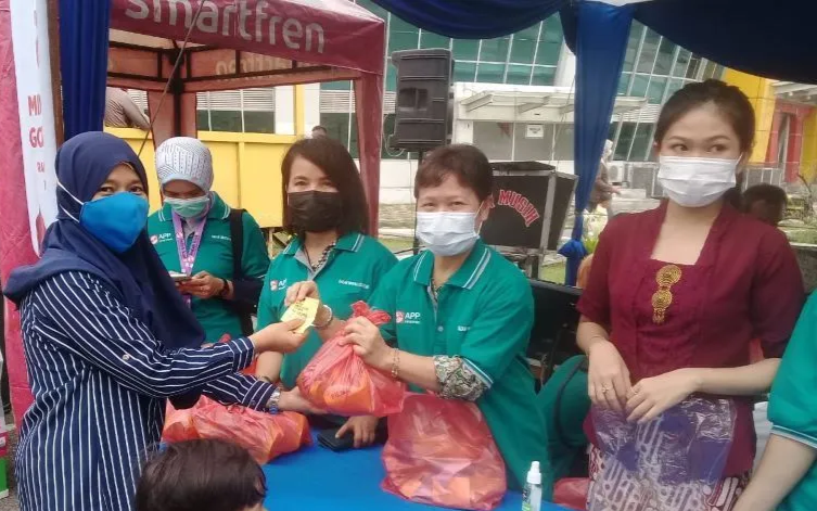Perusahaan Kertas di Riau Ini Gelar Bazar 8.000 Liter Minyak Goreng