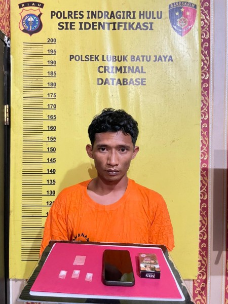 Polsek Lubuk Batu Jaya Sergap Pemotor Pembawa Tiga Paket Sabu, Barang Bukti Disembunyikan di Ponsel dan Bungkus Rokok