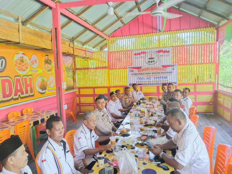 Jurus Kapolsek Rengat Barat Ciptakan Pilkada Damai dengan Ngopi Bareng