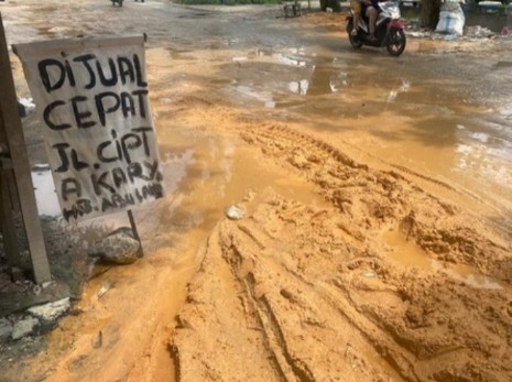 Pemrov Saling Lempar Tanggung Jawab, Jalan Rusak di Pekanbaru Dijual