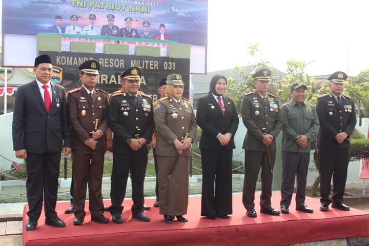 HUT TNI ke-78, Bupati Inhu Rezita Hadiri Upacara Peringatan di Makodim 0302