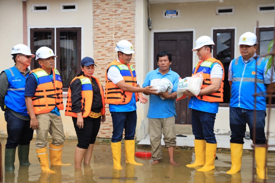 PLN Peduli: Salurkan Bantuan dan Amankan Listrik untuk Warga Pekanbaru Terdampak Banjir