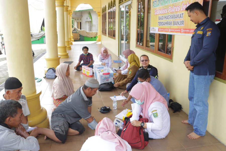 Bakkes Korban Terdampak Banjir, Tim Dokkes Polres Inhu Serukan Pemilu Damai 2024