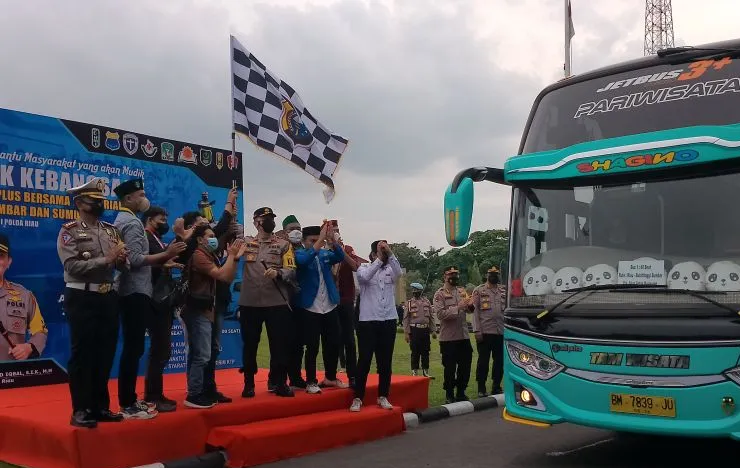Kapolda Riau Lepaskan Rombongan Mudik Gratis Tujuan Sumbar dan Sumut