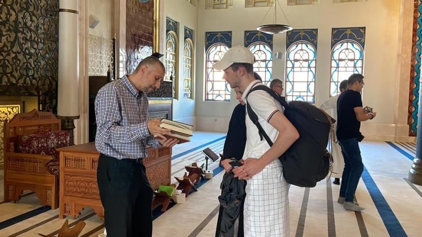 Penikmat Piala Dunia Non-Muslim Antusias Belajar Islam di Masjid Katara