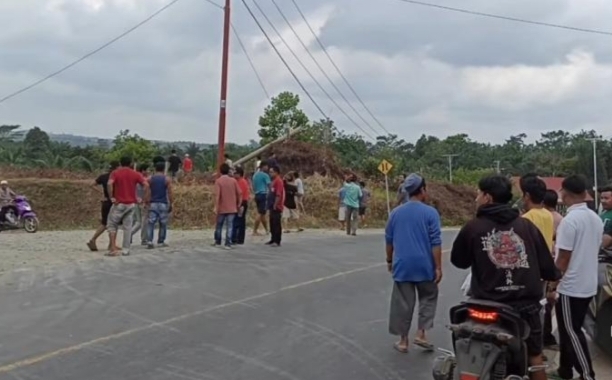 Tuntutan Rp 2 Milyar Tak Dipenuhi, Masyarakat Blokir Jalan Perusahaan Sawit