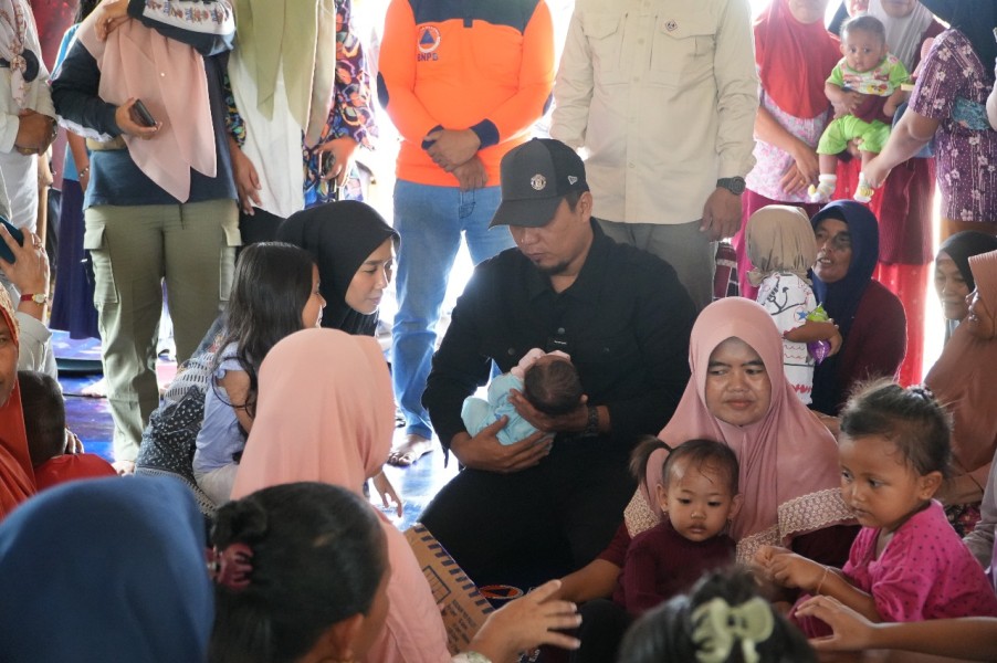 Dampak Banjir di Inhu Meningkat, Bupati dan Ketua PKK Tinjau Langsung Pengungsi