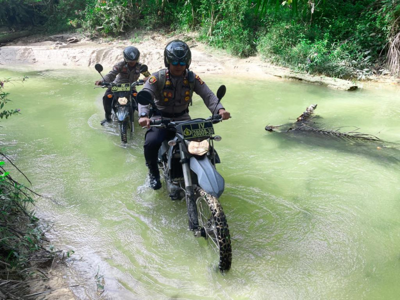 Luar Biasa Perjuangan Kapolsek LBJ Sosialisasi Pemilu 2024, Lewati Sungai dan Jalan Bebatuan