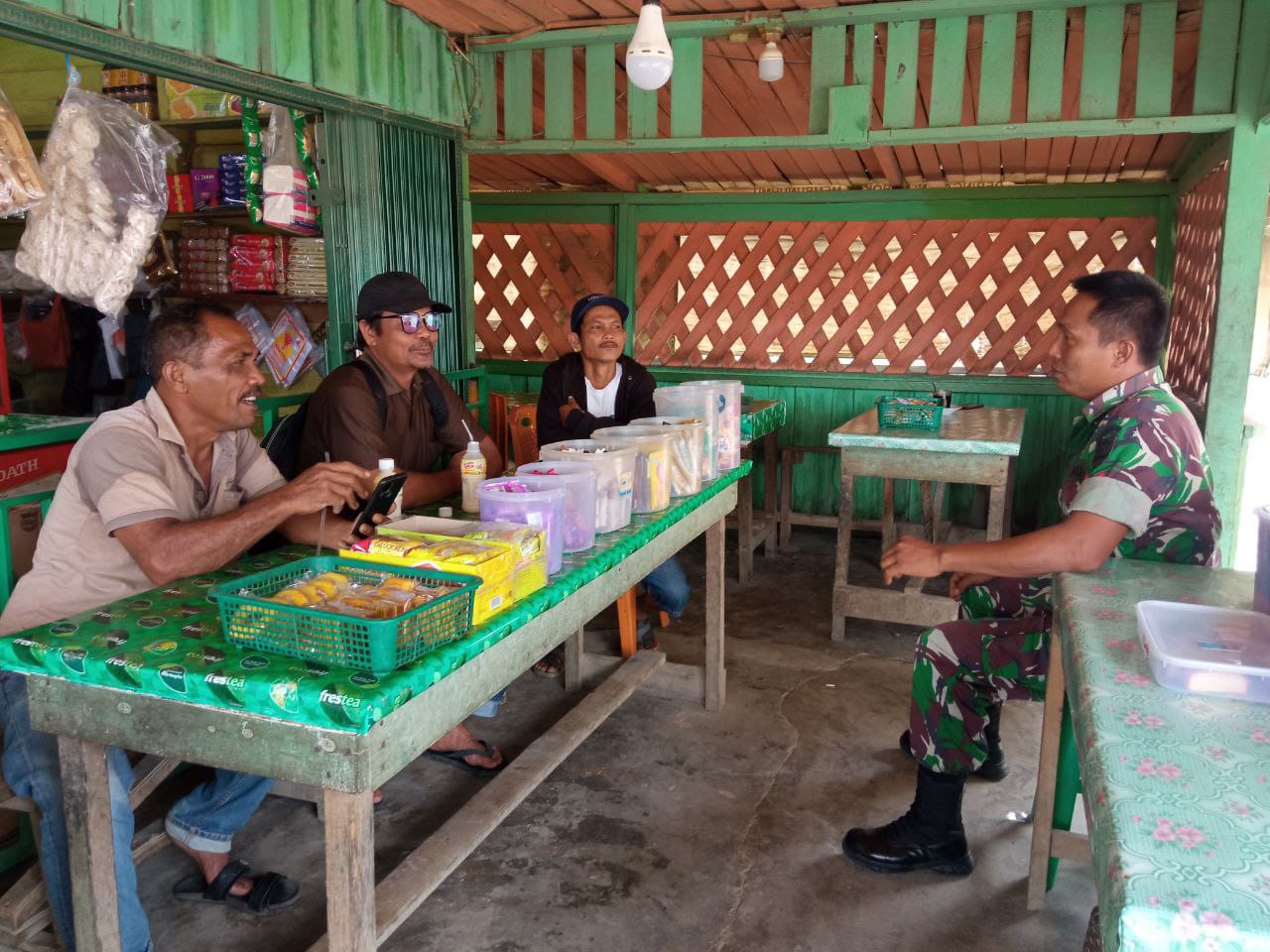 Ciptakan Rasa Kebersamaan dengan Masyarakat, Babinsa Koramil 05/Peranap Lakukan Komsos