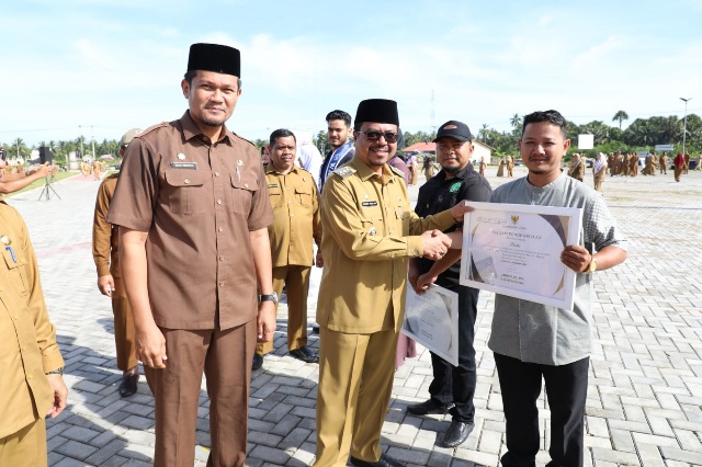 Pj Bupati Aceh Utara Serahkan Penghargaan Nakes Teladan dan Penggiat Wisata
