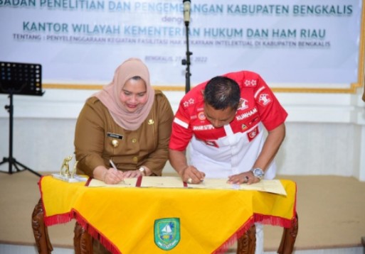 Bupati Bengkalis Kasmarni melaksanakan Penandatangan Nota Kesepakatan dan Perjanjian Kerjasama (MoU)