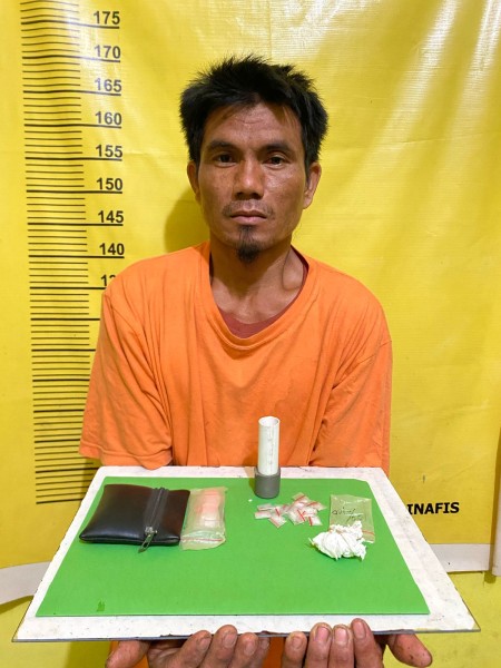 Asyik Nongkrong, Yudi Digerebek Polisi: 15 Paket Sabu Disita dari Pipa Paralon
