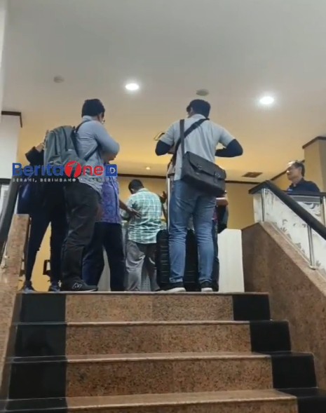 Tim KPK RI Bawa Koper Besar dari Kantor Gubernur Riau