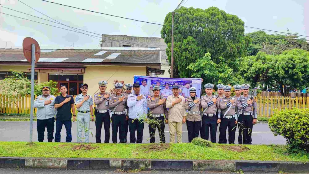 HUT Lantas ke-70, AKP Eri Asman Pimpin Pengecatan Marka Jalan dan Tanam Pohon di Rengat