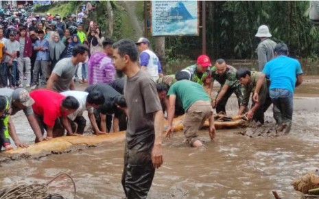 Sempat Putus Akibat Banjir Lahar Dingin, Jalan Lintas Padang - Bukittinggi Sudah Bisa Dilintasi