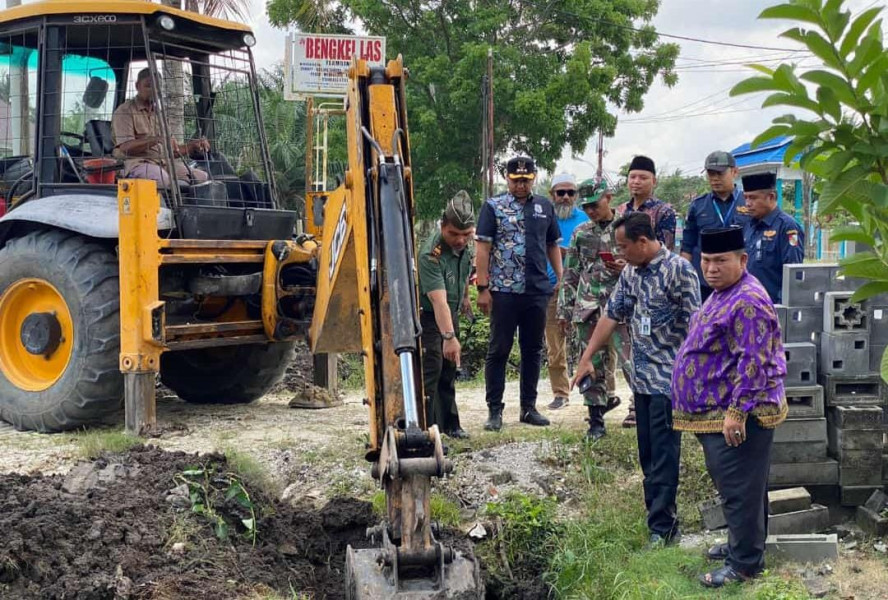Bersihkan Parit, Alat Berat Pemko Pekanbaru Lakukan Normalisasi Dua Kelurahan