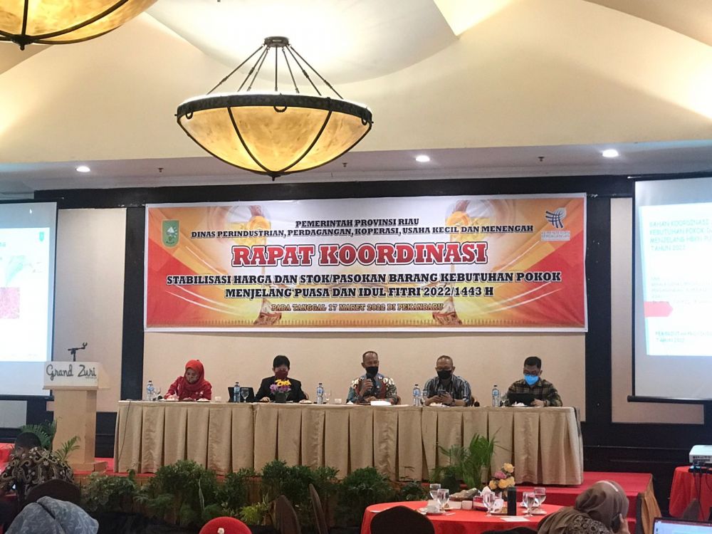 Kadisperindagkop UMKM Riau Pimpin Rakor Stabilisasi Harga dan Pasokan Barang Kebutuhan Pokok