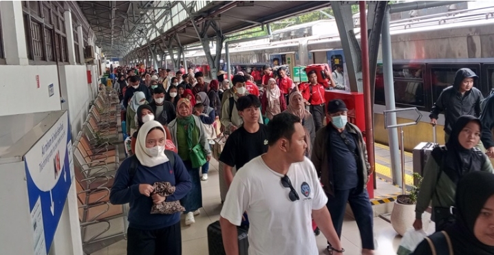 Penumpang Kereta Meningkat Tajam, Begini Penjelasan KAI