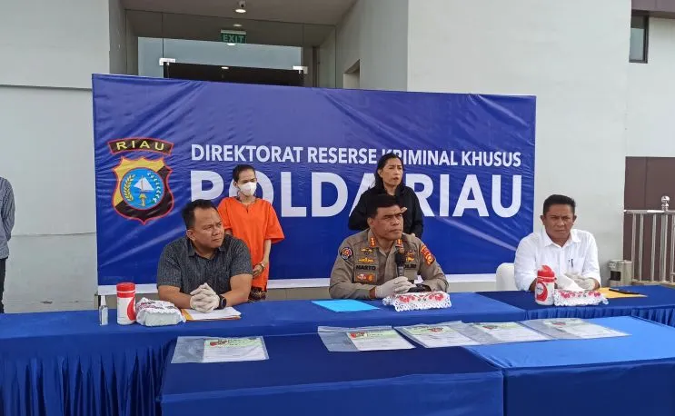 Waduh, Mantan Pegawai Bank CIMB Niaga Pekanbaru Tipu nasabah Rp6,79 Miliar, ditangkap saat hamil