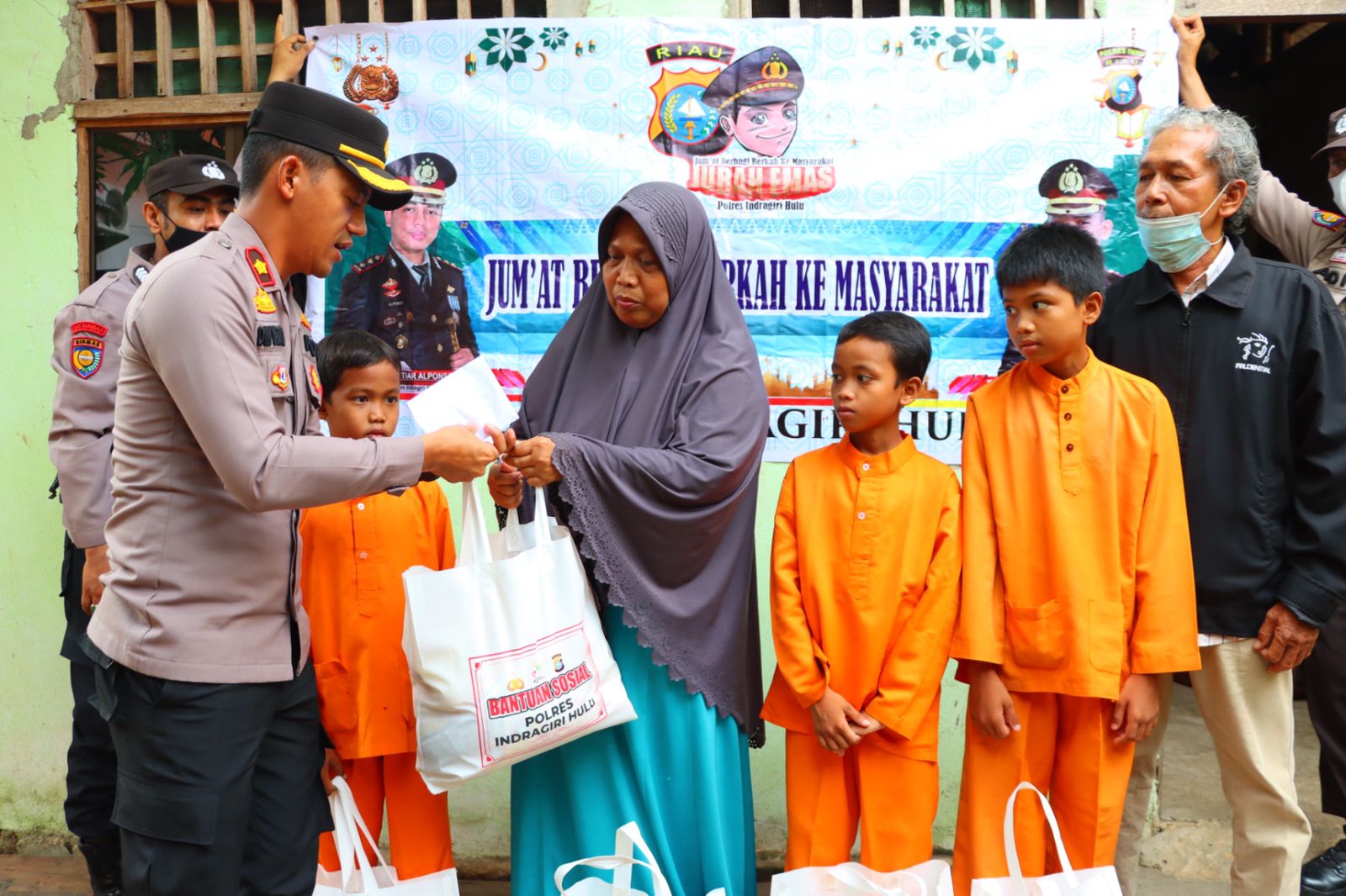 Program Jubah Emas Polres Inhu Pekan Ini Bantu Janda Pengasuh Yatim Piatu