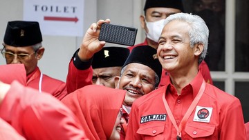 Ganjar Unggah Foto Selfie di Bawah Baliho Puan Siap Menang 2024