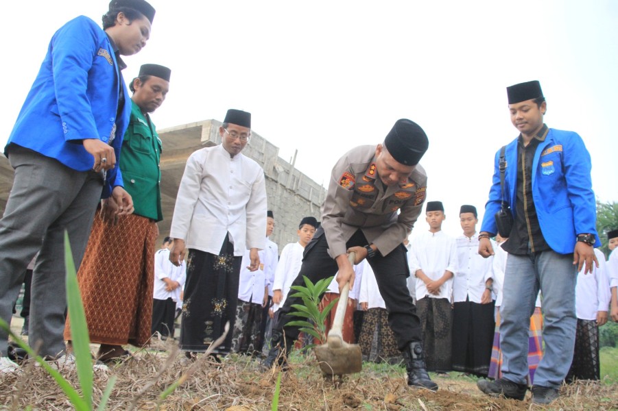 Ramadhan Penuh Makna, Kapolres Inhu Gaungkan Green Policing Bersama Santri dan Mahasiswa PMII