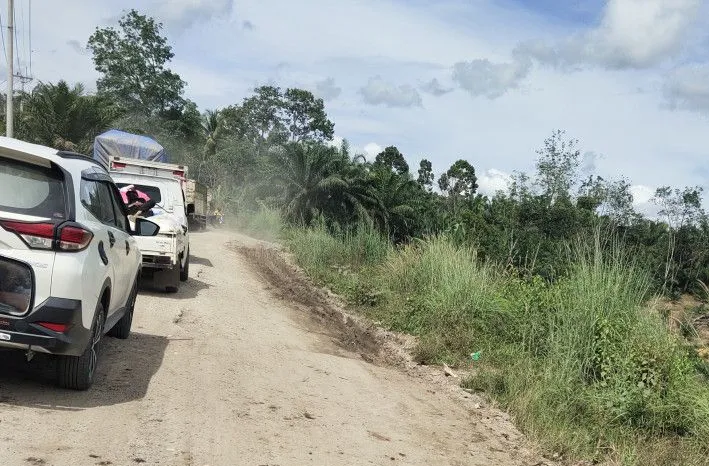 Jalan Berlubang, Sejumlah Kendaraan Harus Antre di Kelayang Inhu