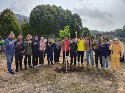 DLHK Riau bersama Fakultas Kehutanan dan Sains Unilak Hijaukan Stadion Rumbai