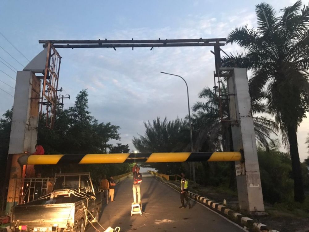 Petugas Bima Marga Dinas PUPR PKPP Pasang Kembali Besi Portal Jembatan Leigthon