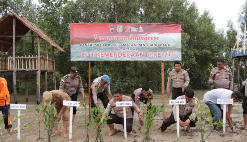 Cegah Abrasi, Polres Meranti Tanam Seribu Bakau di Pantai Tanjung Motong