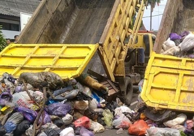 Tumpukan Sampah Dua Truk Hiasi Pendopo, Bupati Diberi 'Kado' Protes Masalah Sampah