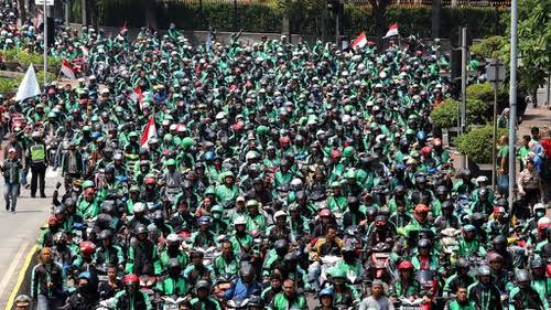 Tak Dapat BPJS, Ojol Tolak Syarat Baru Jokowi untuk Urus SIM dan STNK
