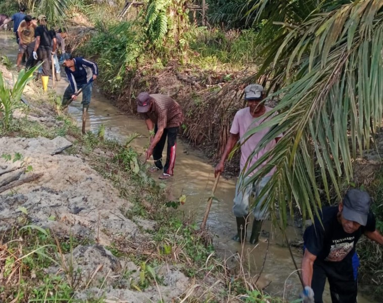 Desa Kota Lama Inhu Laksanakan PKTD untuk Bersihkan Parit Alam Sepanjang 125 Meter