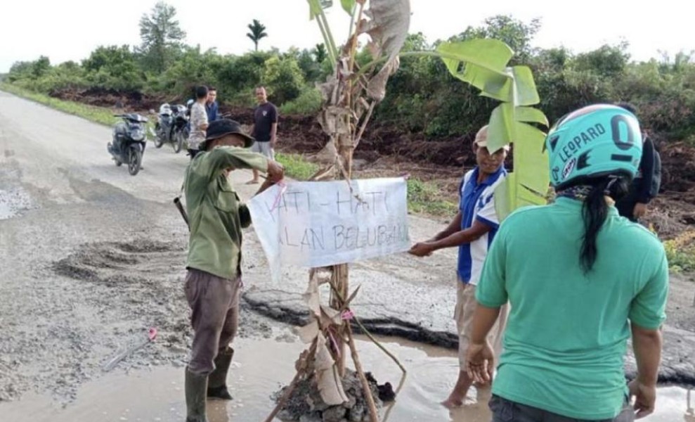 7 Kilometer Jalan Rusak Parah, Truk PT Ekasapta Paramita Energi Jadi Penyebab di Siak