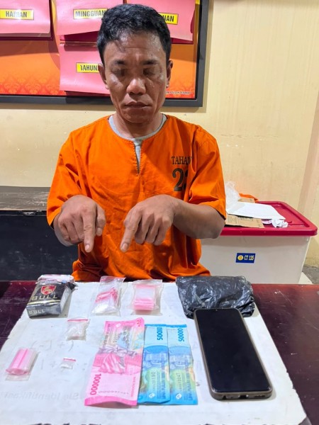 Sabu Disembunyikan di Belakang Rumah, Warga Peranap Digelandang ke Polres Inhu