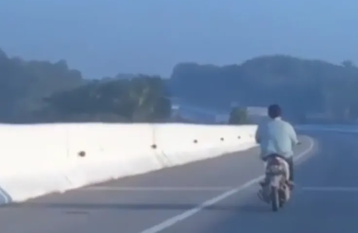 Viral, Pengendara Motor Melintas di Tol Permai