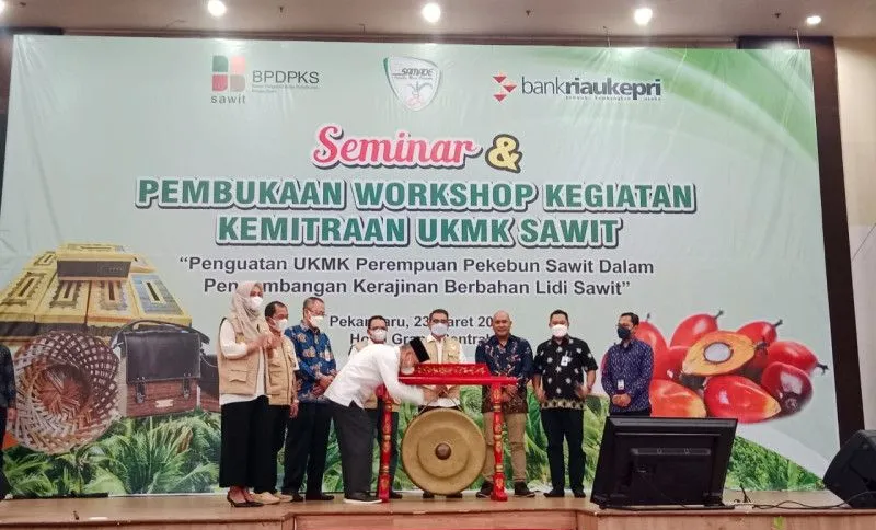 Samade Riau Lirik Petani Perempuan Olah Limbah Lidi Sawit