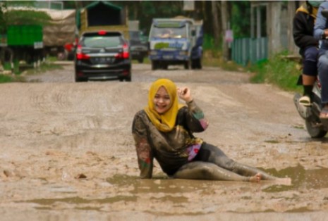 2 Hari Jelang Kunjungan Jokowi, Jalan Hancur Mendadak Diperbaiki