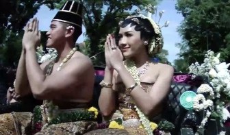 Riuh Warga Sambut Kedatangan Kaesang Erina di Pura Mangkunegaran