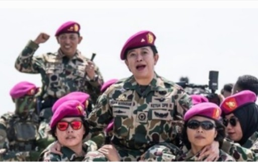 Ikut Simulasi Perang, Puan Perempuan Pertama Warga Kehormatan Marinir