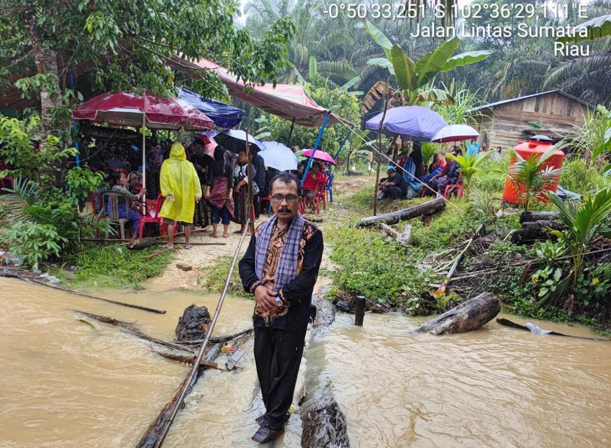 Rusak Akibat Banjir, Martimbang Simbolon Usulkan Bangun Boxcover Pengganti Jembatan Sungai Akar