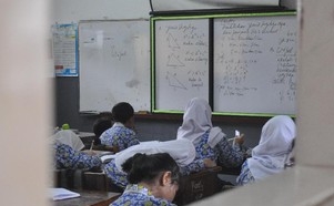 Ya Ampun, Puluhan Siswa SMP Ini Jatuh dari Jembatan Gantung