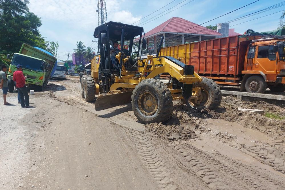 Gerak Cepat, Pemprov Riau Perbaiki Jalan Hang Tuah Gunakan Alat Berat