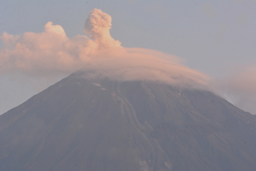 Gunung Semeru 19 Kali Erupsi, Warga Diminta Jauhi Kawah Sejauh Lima Kilometer